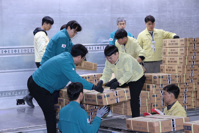 ▲ 2026학년도 대학수학능력시험(수능·11월 13일)을 3일 앞둔 10일 저녁 대구수능상황본부에 수능 문제지와 답안지가 도착한 가운데 대구시교육청 직원들이 하역 작업을 하고 있다.김영환 기자yhk@kyongbuk.com