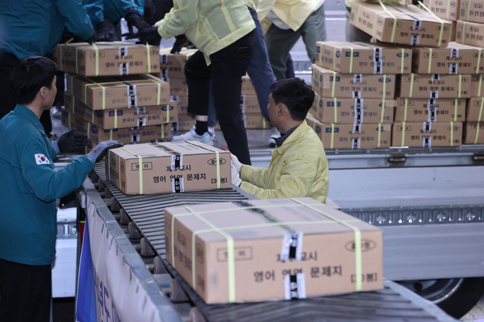 ▲ 2026학년도 대학수학능력시험(수능·11월 13일)을 3일 앞둔 10일 저녁 대구수능상황본부에 수능 문제지와 답안지가 도착한 가운데 대구시교육청 직원들이 하역 작업을 하고 있다.김영환 기자yhk@kyongbuk.com