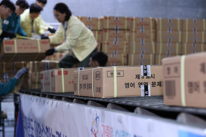 ▲ 2026학년도 대학수학능력시험(수능·11월 13일)을 3일 앞둔 10일 저녁 대구수능상황본부에 수능 문제지와 답안지가 도착한 가운데 대구시교육청 직원들이 하역 작업을 하고 있다.김영환 기자yhk@kyongbuk.com