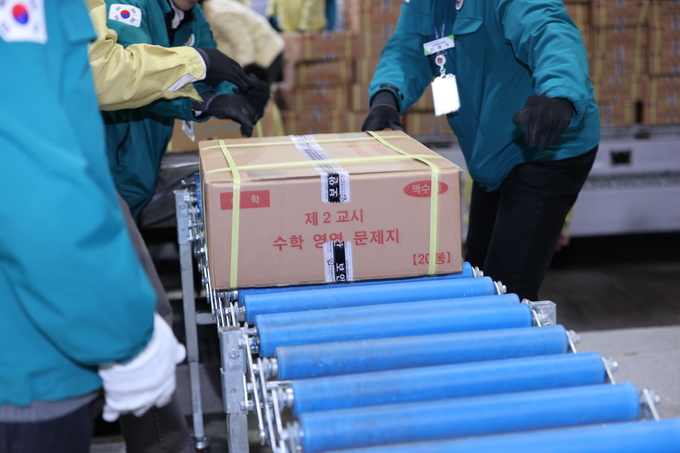 ▲ 2026학년도 대학수학능력시험(수능·11월 13일)을 3일 앞둔 10일 저녁 대구수능상황본부에 수능 문제지와 답안지가 도착한 가운데 대구시교육청 직원들이 하역 작업을 하고 있다.김영환 기자yhk@kyongbuk.com