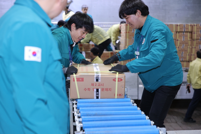 ▲ 2026학년도 대학수학능력시험(수능·11월 13일)을 3일 앞둔 10일 저녁 대구수능상황본부에 수능 문제지와 답안지가 도착한 가운데 대구시교육청 직원들이 하역 작업을 하고 있다.김영환 기자yhk@kyongbuk.com
