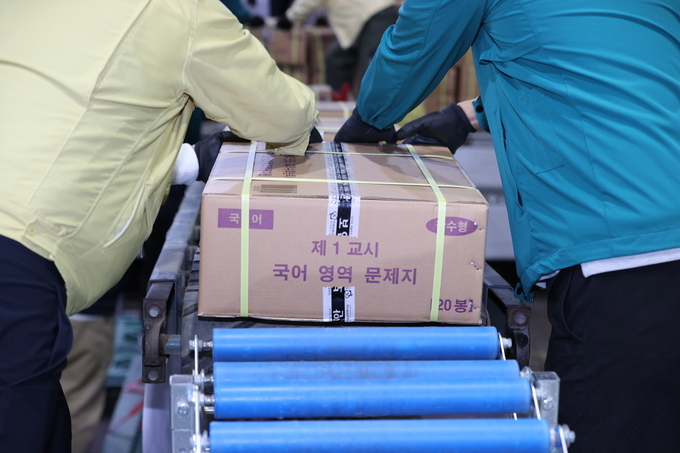 ▲ 2026학년도 대학수학능력시험(수능·11월 13일)을 3일 앞둔 10일 저녁 대구수능상황본부에 수능 문제지와 답안지가 도착한 가운데 대구시교육청 직원들이 하역 작업을 하고 있다.김영환 기자yhk@kyongbuk.com