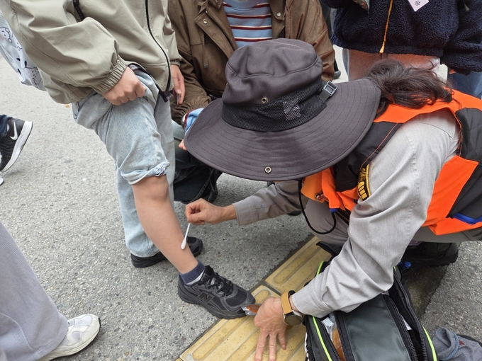 ▲ 2025구미라면축제에서 가벼운 부상을 입은 학생을 응급처치 기트함에앴는 장비로 응급처치를 하고 있는 의용소방대원.