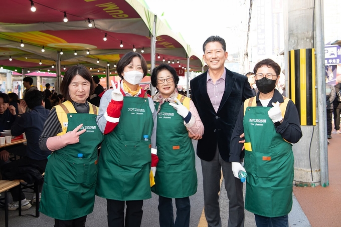 ▲ 김장호 구미시장이 2025구미라면축제에서 후루룩 라운지 위생을 담당하고 있는 자원봉사자들을 격려하고 단체 기념촬영하고있다.
