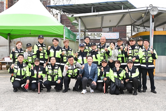 ▲ 김장호 구미시장이 2025구미라면축제에 자원봉사활동을 하고있는 구미시 자율방번연합대원들을 격려후 단체 기념촬영하고있다.