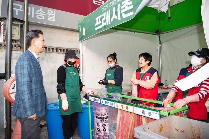 ▲ 김장호 구미시장이 2025구미라면축제에서 다회용기 및 음식물 쓰레기를 도와주고 있는 프레시존을 방문해 자원봉사자들을 격려 하고있다.
