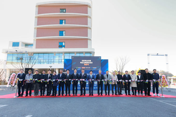 ▲ 11일 오전 11시 예천스타디움 입구에 건립된  ‘대한육상연맹 육상교육훈련센터’ 개관식에 참석한 내빈들이 커텐식을 하는 장면, 예천군 제공