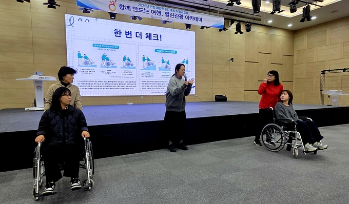 ▲ 시는 11일 선비세상 컨벤션홀에서 열린 관광지 종사자 및 사업 참여자들을 대상으로 장애 인식개선 교육을 실시했다.