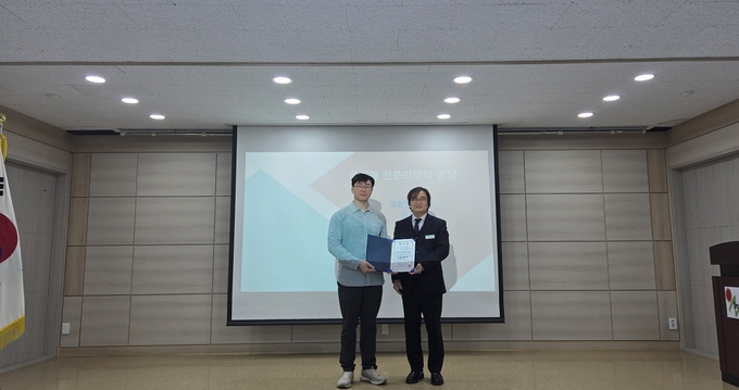 ▲ 울릉교육지원청 Wee센는 지난 10일, 울릉도 학생들의 정신건강 증진을 위해 꾸준히 봉사해 온 정신건강의학과 전문의 김승빈(사진 왼쪽) 과장에게 감사장을 수여했다.  사진 울릉교육지원청