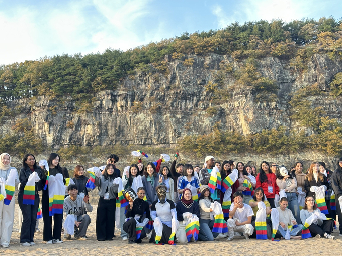 ▲ 2025 글로벌 인문가치 세계유산 리더십 교류캠프에 31개국에서 온 외국인 대학생과 청년 리더 150여 명이 참여해, 유교적 전통이 살아 숨 쉬는 안동의 유·무형 문화유산을 직접 체험했다.