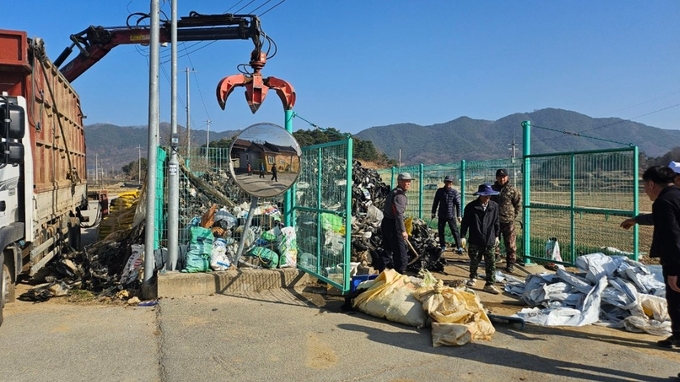▲ 예천군이 깨끗한 농촌환경 조성을 위해 오는 12월 15일까지 ‘영농폐기물 집중 수거 기간’을 운영하는 장면, 예천군 제공