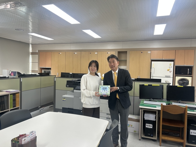 ▲ 국립경국대학교 예천캠퍼스 안병윤 공공부총장이  2026학년도 대학수학능력시험을 앞둔 수험생들을 격려하기 위해 10일 예천여고를 방문해 수능응원 선물을 전달하는 장면, 국립경국대학교 예천 캠퍼스 제공