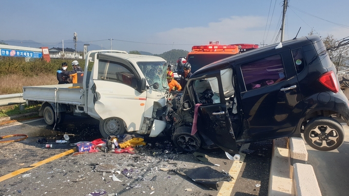 ▲ 지난 10월 31일  오전 11시 4분경 안동시 풍산읍 안교리 도로에서 발생한 차량 간 정면 충돌사고장면, 예천소방서 제공