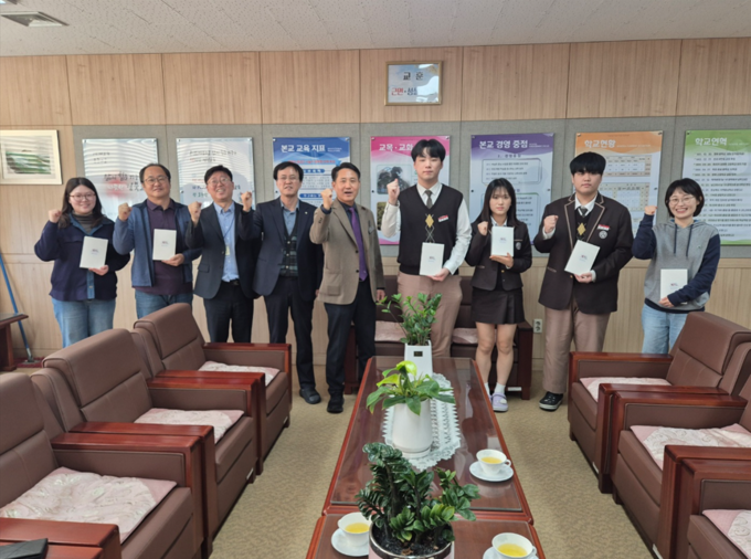 ▲ 이상호 교육장이 수험생들에게 격려와 선물전달