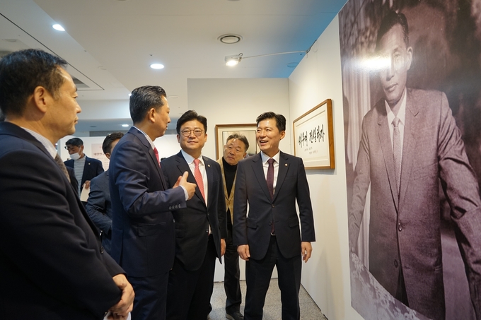 ▲ 박정희 대통령의 발자취를 되새기는 사진전 ‘박정희, 대한민국의 길을 열다’가 11일 국회 의원회관 제2로비에서 개막했다.