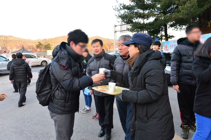 ▲ 영주 수학능력시험장 앞에서 도움단체들이 차봉사를 진행하고 있다(자료사진)