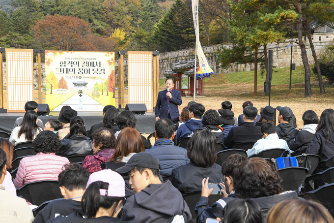 ▲ 문경새재 제1관문 앞에서 열린 ‘2025 문경새재 합격의 길에서 그대의 꿈이 닿길’ 행사 참가자들이 신현국 문경시장으로부터 안내를 받고 있는 광경.