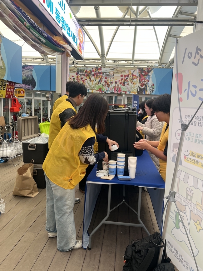 ▲ 경산시청소년상담복지센터는 10일 경산시장 중앙광장에서 청소년 아웃리치 행사 ‘청소년이 쏜다!’를 개최했다. 경산시.