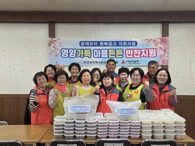 ▲ 장금순 비안면장(공공위원장·중앙)과 배금희 민간위원장(왼쪽)이 8일 의성군 비안면행정복지센터에서 열린 ‘영양가득 마음든든 반찬지원사업’에 참여한 협의체 위원들과 함께 직접 조리한 반찬을 정리하며 기념촬영을 하고 있다. 의성군