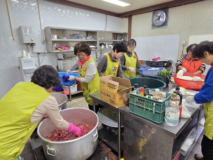 ▲ 비안면지역사회보장협의체 위원들이 8일 ‘영양가득 마음든든 반찬지원사업’에 사용할 반찬을 직접 조리하며 정성껏 준비하고 있다. 의성군