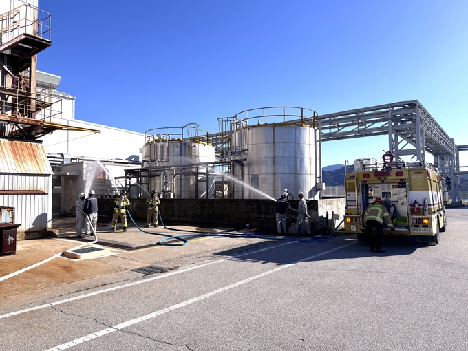 ▲ 2025년 재난대비 상시훈련장소인 AGC화인테크노한국(주)에서 공장 관계자들과 구미소방서  대원들이 합동으로 화재를 진압 하고있다.