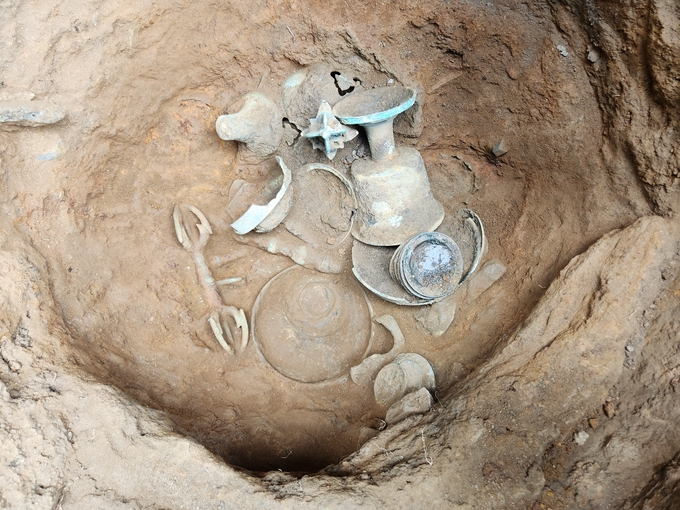 ▲ 지난 2023년 발굴한 경주 흥륜사지 불교공양구 출토 당시 모습. 국립경주문화유산연구소