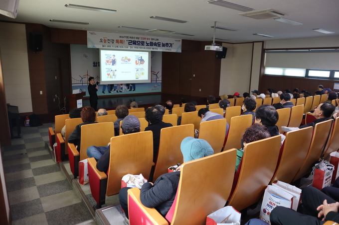 ▲ 에스포항병원 소속 박덕호 진료과장이 지난 6일 포항시남부보건소에서 ‘근육으로 노화속도 늦추기’라는 주제로 특별 건강 강의를 진행한 모습. 에스포항병원 제공