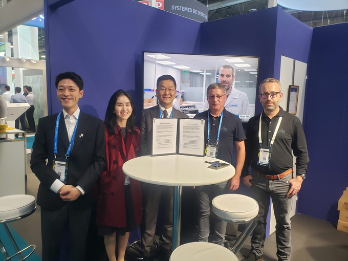 ▲ 한수원이 지난 3~7일 프랑스 파리에서 열린 2025 세계원자력전시회(WNE)에서 중소기업 해외판로 개척 지원 활동을 펼치면서 관계자들과 사진촬영을 하고 있다. 한수원