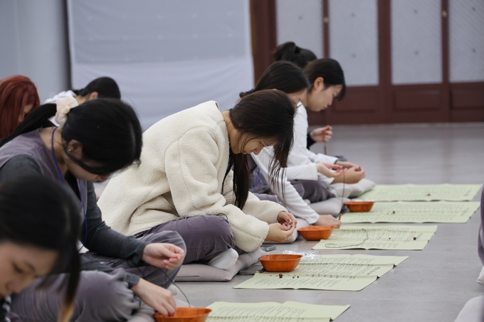 ▲ 동국대 WISE 캠퍼스 학생들이 지난 7일부터 8일까지 1박 2일간 양산 통도사에서 실시한 템플스테이에 참가해 108염주 만들기 프로그램을 체험하고 있다. 동국대