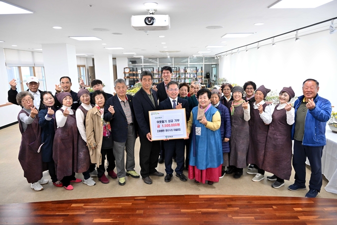 ▲ 대구 군위군 효령면 병수1리 마을회(이장 홍영교, 왼쪽 7번째))는 11일 오후 4시 군위군생활문화센터에서 주민이 직접 재배한 국화 분재 판매대금 150만원을   김진열(왼쪽 8번째)  군위군수를 통해  군위 지역사회에 기탁한 후 기념촬영을 하고있다. 군위군