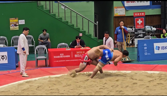 ▲ 의성중학교 권민규 선수가 11월 7일 경남 창원 마산실내체육관에서 열린 제22회 학산김성률배 전국장사씨름대회 중학교부 장사급 16강전에서 강력한 ‘뿌려치기’ 기술로 상대를 제압하며 승리를 거두고 있다. 학부모 제공