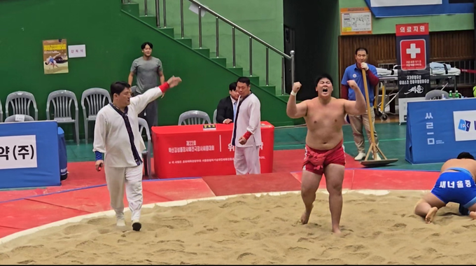 ▲ 승리를 확정한 뒤 의성중학교 권민규 선수가 두 팔을 번쩍 들고 포효하며 환호하고 있고, 심판이 손짓으로 승리를 선언하고 있다. 학부모 제공