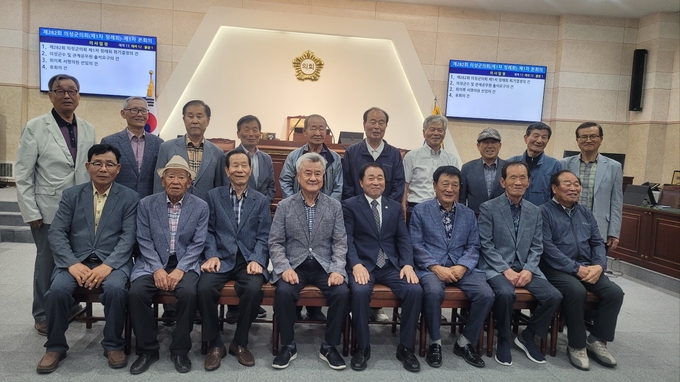 ▲ 신원호 대한노인회 의성군지회장(앞줄 왼쪽 네 번째)이 의성군의회 본회의장에서 최훈식 의성군의회 의장(다섯 번째)과 함께 임원들과 제282회 의성군의회 제1차 정례회 회의장을 방문해 기념촬영을 하고 있다. 대한노인회 의성군지회