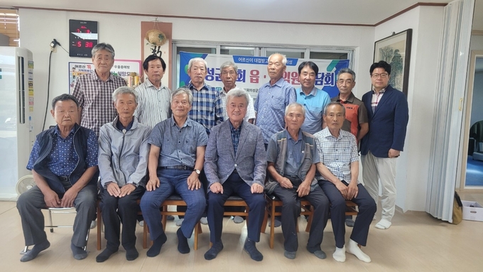 ▲ 대한노인회 의성군지회 읍·면임원 간담회에서 신원호 의성군지회장(앞줄 왼쪽 네 번째)과 임원들이 어르신 복지 증진과 지회 운영 활성화를 다짐하며 기념촬영을 하고 있다. 대한노인회 의성군지회