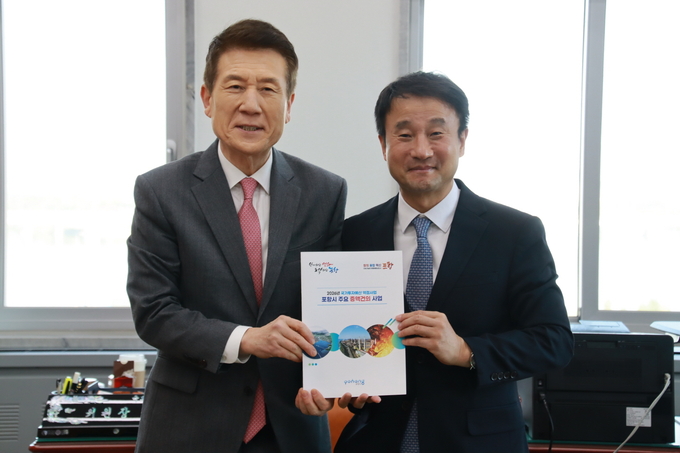 ▲ 포항시가 국회를 방문해 내년도 국비 확보를 위한 총력 대응에 나섰다.왼쪽부터 이강덕 포항시장, 한병도 예결위원장.