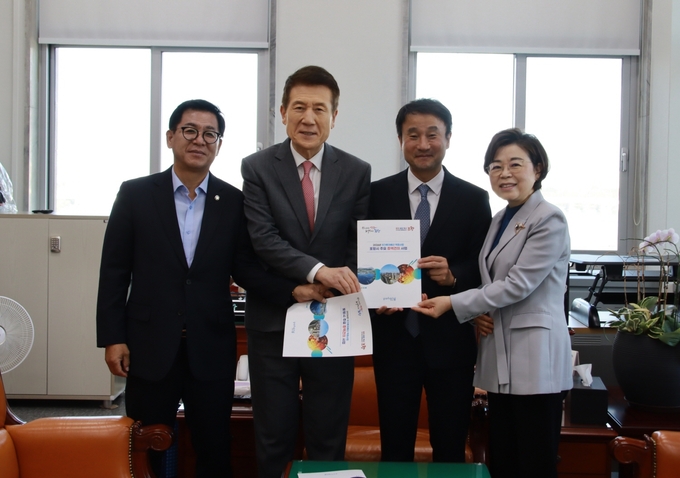 ▲ 왼쪽부터 이상휘 국회의원, 이강덕 포항시장, 한병도 예결위원장, 김정재 국회의원.