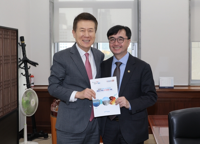 ▲ 왼쪽부터 이강덕 포항시장, 임기근 기재부 제2차관.