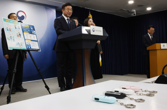 ▲ 윤호중 행정안전부 장관이 11일 정부서울청사에서 어린이 등하굣길 안전 확보 종합대책에 대하여 관계부처 합동 브리핑을 하고 있다. 연합