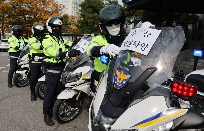 ▲ 2026학년도 대학수학능력시험을 이틀 앞둔 11일 오후 경기 수원영통경찰서에서 경찰관들이 수능 특별 교통관리에 사용될 경찰 오토바이에 안내문을 부착하고 있다.연합