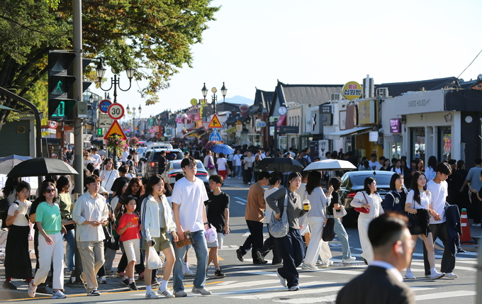 ▲ 경주가 2025 APEC 정상회의 개최지로 세계의 주목을 받으면서 관광객이 눈에 띄게 증가한 것으로 나타났다. 사진은 올 추석 연휴 관광객들로 붐비는 황리단길 모습. 경주시