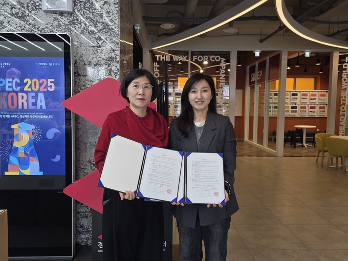 ▲ 포항 지역 디자인 전문기업 디자인그룹 앤(대표 최하정)이 포항시 지역아동센터연합회(회장 장정원)와 함께 지역 아동의 정서적·사회적 성장을 지원하기 위한 업무협약(MOU)을 체결했다. 사진 오른쪽 최하정 대표.