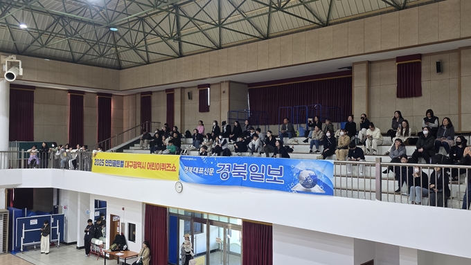 ▲ 2025 안전골든벨 대구시 어린이퀴즈쇼 달성·군위 예선에서 학생들과 함께 참여한 학부모와 교사들이 응원을 진행하고 있다. 김산호 기자