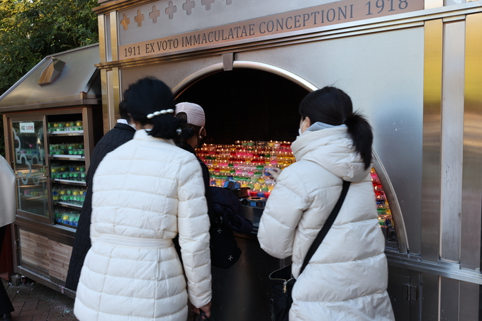 ▲ 2026학년도 대학수학능력시험(수능·11월 13일)을 이틀 앞둔 11일 오전 대구 중구 남산동 천주교 대구대교구청 내 성모당에서 ‘수능 고득점 기원 미사’가 치러진 가운데 수험생 가족 등 신자들이 기원을 담은 촛불을 밝히고 있다.김영환 기자 yhk@kyongbuk.com