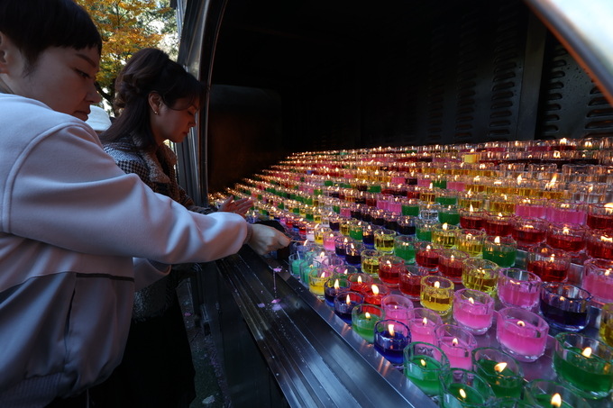 ▲ 2026학년도 대학수학능력시험(수능·11월 13일)을 이틀 앞둔 11일 오전 대구 중구 남산동 천주교 대구대교구청 내 성모당에서 ‘수능 고득점 기원 미사’가 치러진 가운데 수험생 가족 등 신자들이 기원을 담은 촛불을 올리고 있다.김영환 기자 yhk@kyongbuk.com