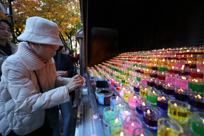 ▲ 2026학년도 대학수학능력시험(수능·11월 13일)을 이틀 앞둔 11일 오전 대구 중구 남산동 천주교 대구대교구청 내 성모당에서 ‘수능 고득점 기원 미사’가 치러진 가운데 수험생 가족 등 신자들이 기원을 담은 촛불을 올리고 있다.김영환 기자 yhk@kyongbuk.com