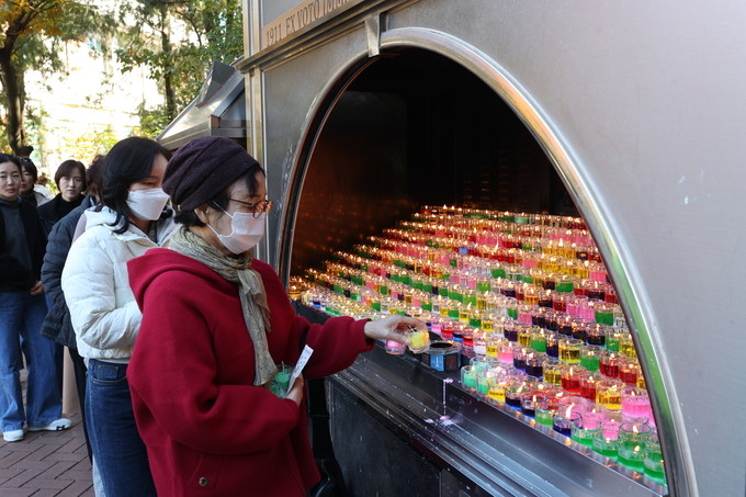 ▲ 2026학년도 대학수학능력시험(수능·11월 13일)을 이틀 앞둔 11일 오전 대구 중구 남산동 천주교 대구대교구청 내 성모당에서 ‘수능 고득점 기원 미사’가 치러진 가운데 수험생 가족 등 신자들이 소원을 담은 촛불을 올리고 있다.김영환 기자 yhk@kyongbuk.com