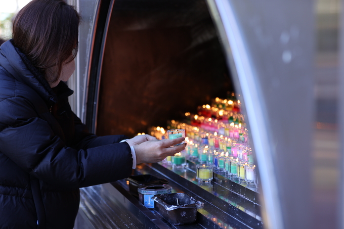 ▲ 2026학년도 대학수학능력시험(수능·11월 13일)을 이틀 앞둔 11일 오전 대구 중구 남산동 천주교 대구대교구청 내 성모당에서 ‘수능 고득점 기원 미사’가 치러진 가운데 수험생 가족을 둔 한 신자가 소원을 담은 촛불을 올리고 있다.김영환 기자 yhk@kyongbuk.com