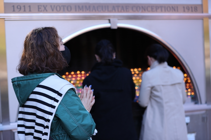 ▲ 2026학년도 대학수학능력시험(수능·11월 13일)을 이틀 앞둔 11일 오전 대구 중구 남산동 천주교 대구대교구청 내 성모당에서 ‘수능 고득점 기원 미사’가 치러진 가운데 수험생 가족 등 신자들이 기도를 올리고 있다.김영환 기자yhk@kyongbuk.com