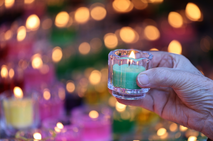 ▲ 2026학년도 대학수학능력시험(수능·11월 13일)을 이틀 앞둔 11일 오전 대구 중구 남산동 천주교 대구대교구청 내 성모당에서 ‘수능 고득점 기원 미사’가 치러진 가운데 수험생 가족 등 신자들이 정성을 담은 촛불을 올리고 있다.김영환 기자yhk@kyongbuk.com