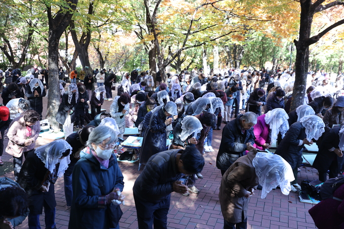 ▲ 2026학년도 대학수학능력시험(수능·11월 13일)을 이틀 앞둔 11일 오전 대구 중구 남산동 천주교 대구대교구청 내 성모당에서 ‘수능 고득점 기원 미사’가 치러진 가운데 수험생 가족 등 신자들이 기도를 올리고 있다.김영환 기자yhk@kyongbuk.com